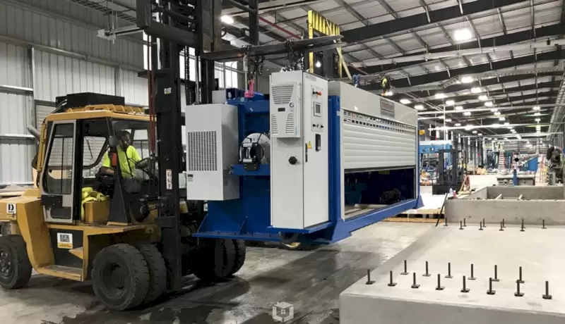 Hình ảnh xe nâng được sử dụng trong quá trình di dời nhà xưởng